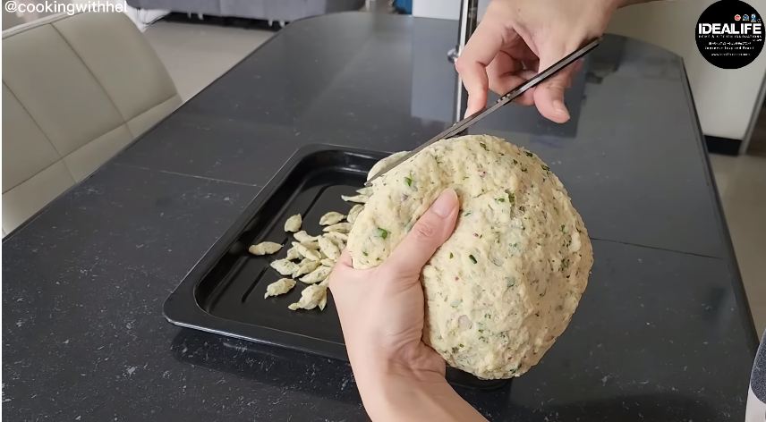 Tanpa pakai alat penggiling, ini trik bikin kue bawang gunting yang enak, renyah, dan bikin nagih