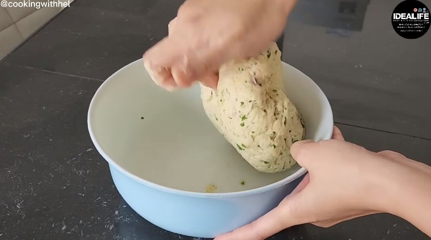 Tanpa pakai alat penggiling, ini trik bikin kue bawang gunting yang enak, renyah, dan bikin nagih