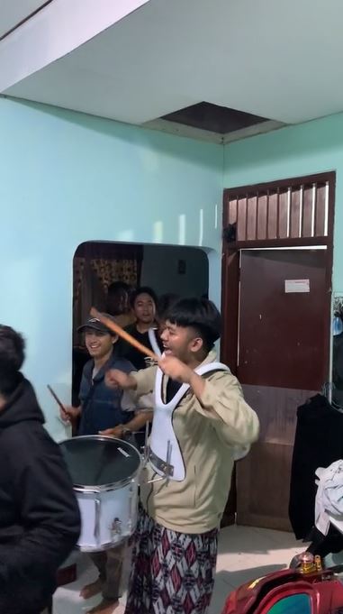 Cara sekelompok pemuda bangunkan sahur ini nyeleneh abis, bikin heboh warga sekitar