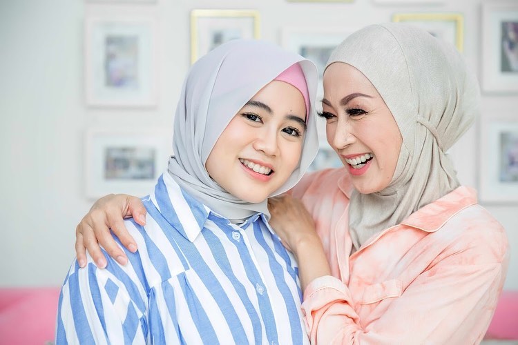 pemeran emak mae di tukang ojek pengkolan bak kakak adik dengan anaknya © berbagai sumber