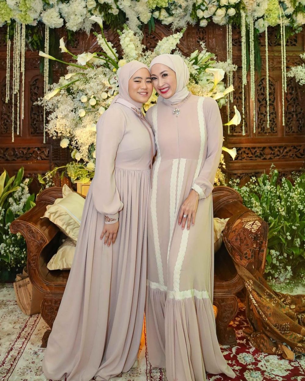 pemeran emak mae di tukang ojek pengkolan bak kakak adik dengan anaknya © berbagai sumber