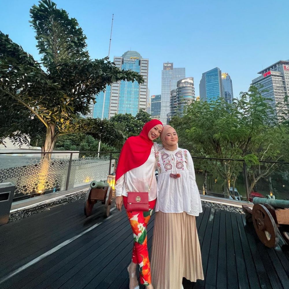 pemeran emak mae di tukang ojek pengkolan bak kakak adik dengan anaknya © berbagai sumber