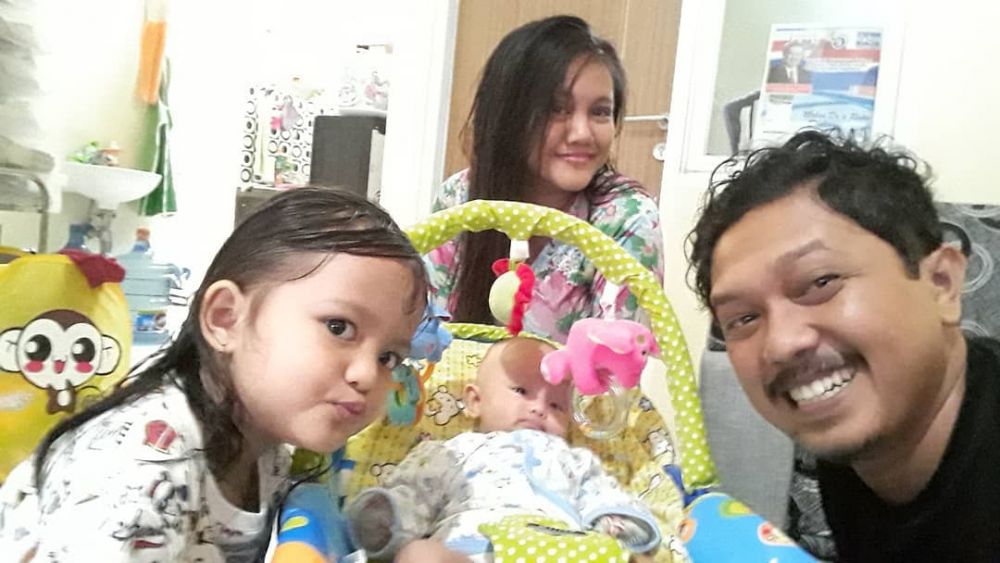 Tisna Tukang Ojek Pengkolan bareng keluarga © Instagram Tisna Tukang Ojek Pengkolan bareng keluarga © Instagram