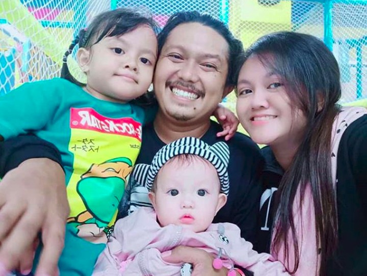 Tisna Tukang Ojek Pengkolan bareng keluarga © Instagram Tisna Tukang Ojek Pengkolan bareng keluarga © Instagram