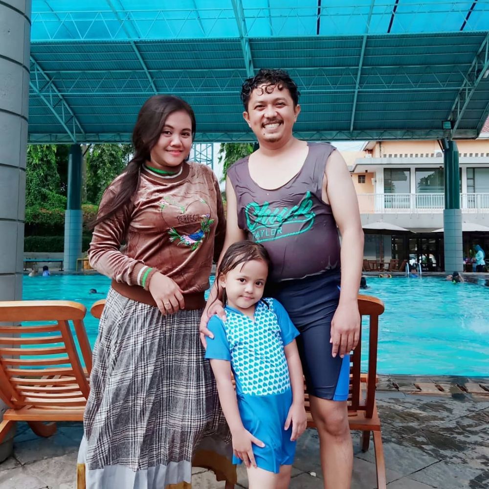 Tisna Tukang Ojek Pengkolan bareng keluarga © Instagram Tisna Tukang Ojek Pengkolan bareng keluarga © Instagram