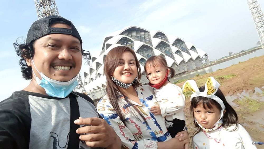 Tisna Tukang Ojek Pengkolan bareng keluarga © Instagram Tisna Tukang Ojek Pengkolan bareng keluarga © Instagram