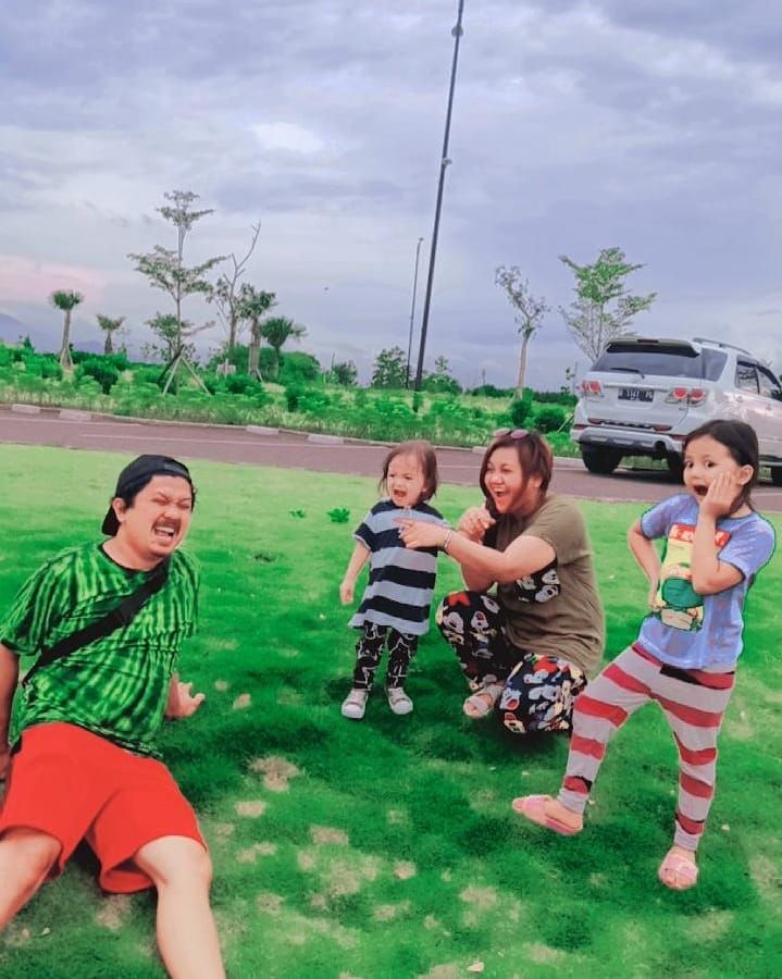 Tisna Tukang Ojek Pengkolan bareng keluarga © Instagram Tisna Tukang Ojek Pengkolan bareng keluarga © Instagram