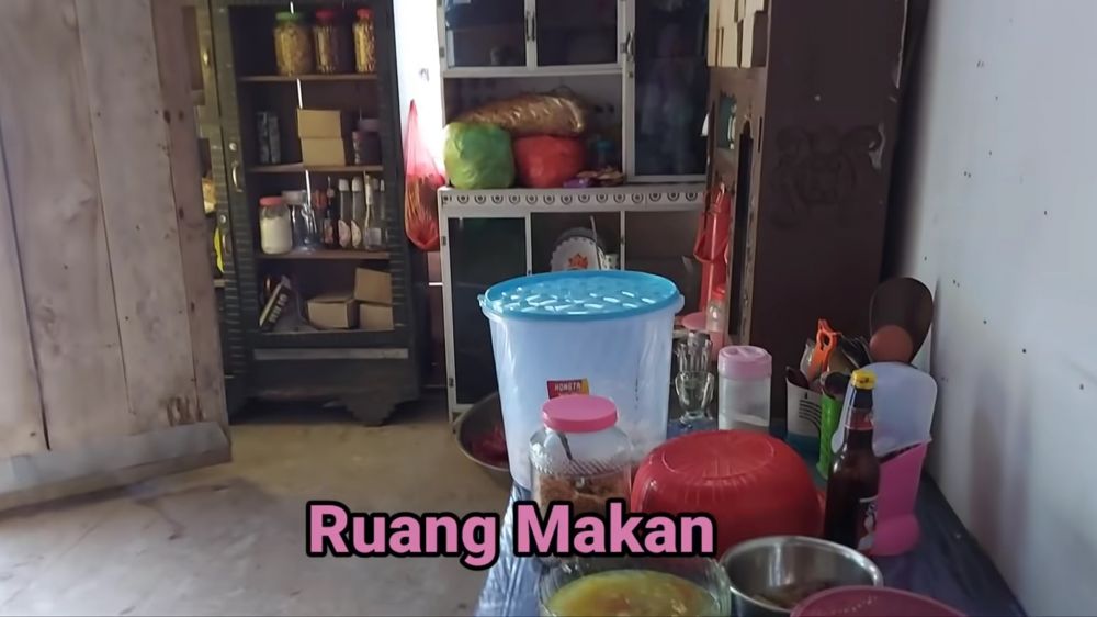rumah triplek sederhana kamarnya mewah © YouTube/Daily Indah