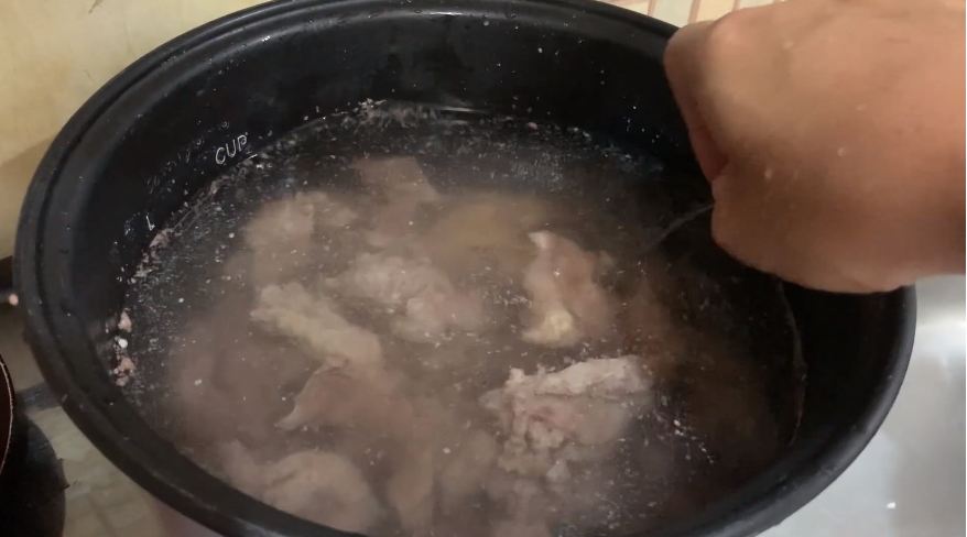 Tanpa presto, ini trik mengempukkan tetelan daging sapi cuma pakai dua bahan dapur