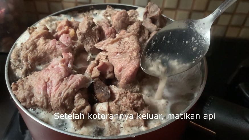 Tanpa presto, ini trik mengempukkan tetelan daging sapi cuma pakai dua bahan dapur
