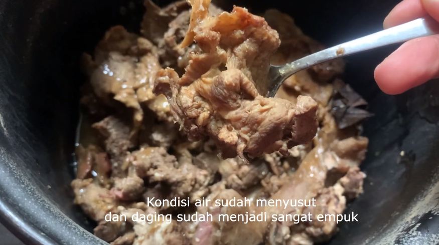Tanpa presto, ini trik mengempukkan tetelan daging sapi cuma pakai dua bahan dapur