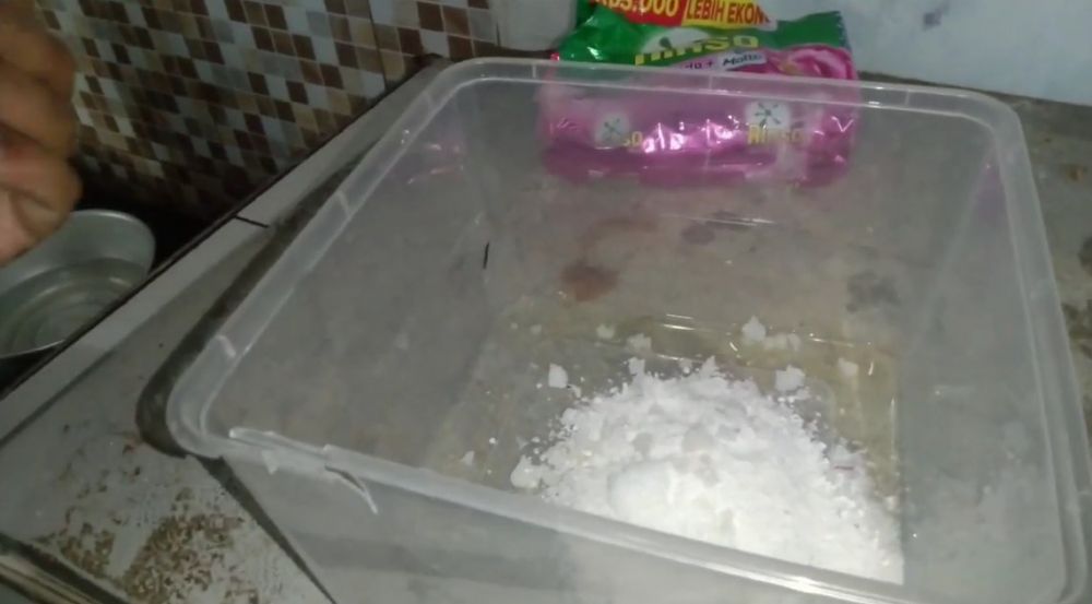 Tanpa sabun cuci piring, begini cara membersihkan kerak membandel di kulkas