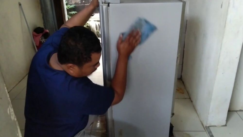 Tanpa sabun cuci piring, begini cara membersihkan kerak membandel di kulkas