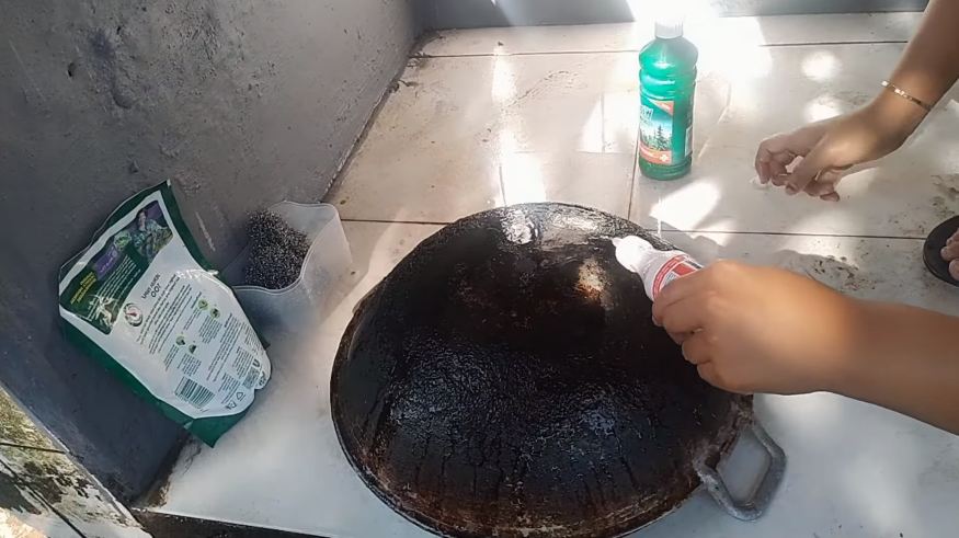 Pakai dua bahan sederhana, ini cara bersihkan kerak gosong yang tebal di pantat wajan