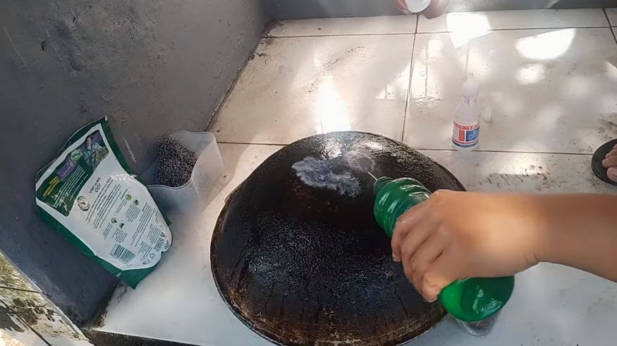 Pakai dua bahan sederhana, ini cara bersihkan kerak gosong yang tebal di pantat wajan