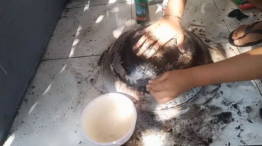 Pakai dua bahan sederhana, ini cara bersihkan kerak gosong yang tebal di pantat wajan