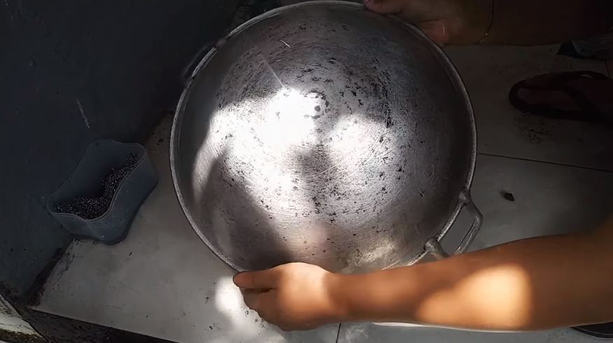 Pakai dua bahan sederhana, ini cara bersihkan kerak gosong yang tebal di pantat wajan