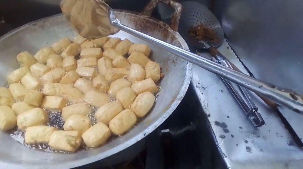 Trik menggoreng tahu krispi ala pedagang kaki lima, hasilnya mengembang dan renyah maksimal