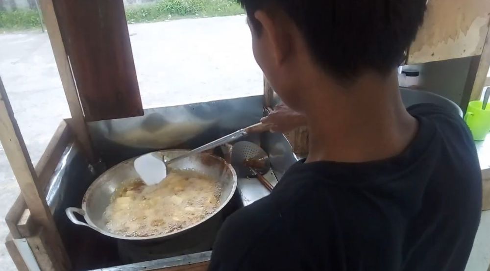 Trik menggoreng tahu krispi ala pedagang kaki lima, hasilnya mengembang dan renyah maksimal