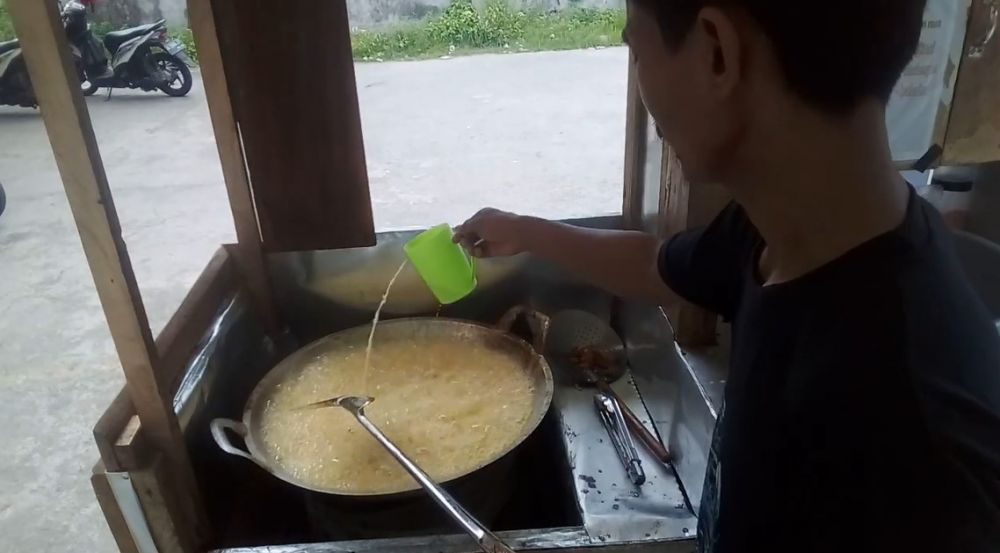 Trik menggoreng tahu krispi ala pedagang kaki lima, hasilnya mengembang dan renyah maksimal
