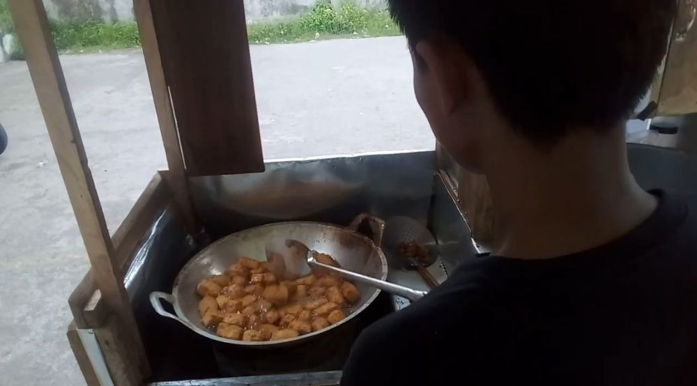 Trik menggoreng tahu krispi ala pedagang kaki lima, hasilnya mengembang dan renyah maksimal
