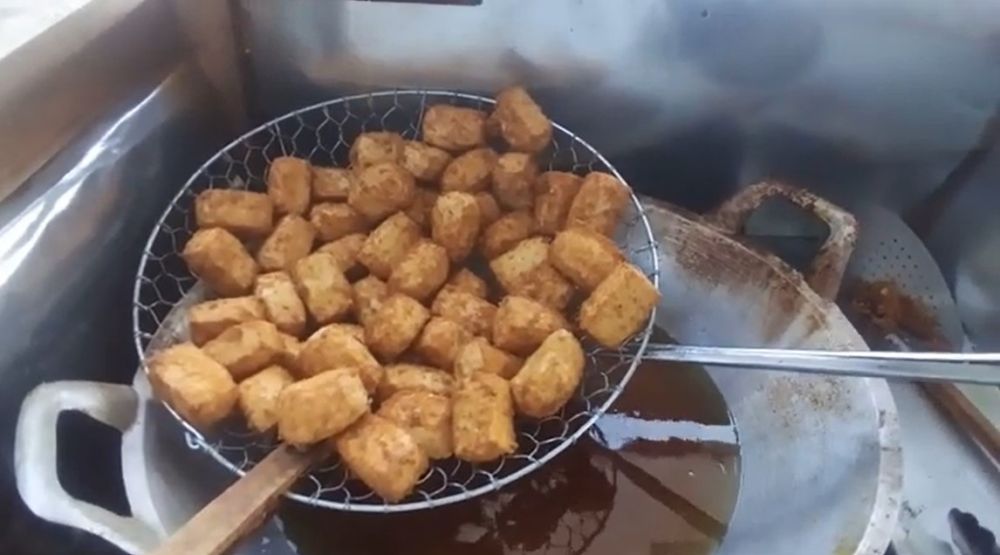 Trik menggoreng tahu krispi ala pedagang kaki lima, hasilnya mengembang dan renyah maksimal