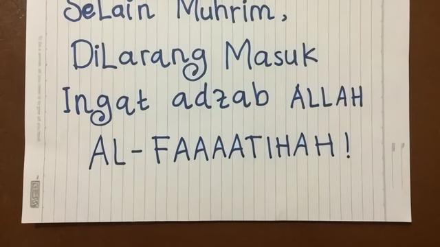 tulisan kocak di depan pintu rumah © berbagai sumber tulisan kocak di depan pintu rumah © berbagai sumber