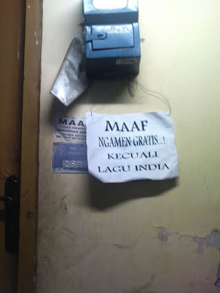 tulisan kocak di depan pintu rumah © berbagai sumber tulisan kocak di depan pintu rumah © berbagai sumber