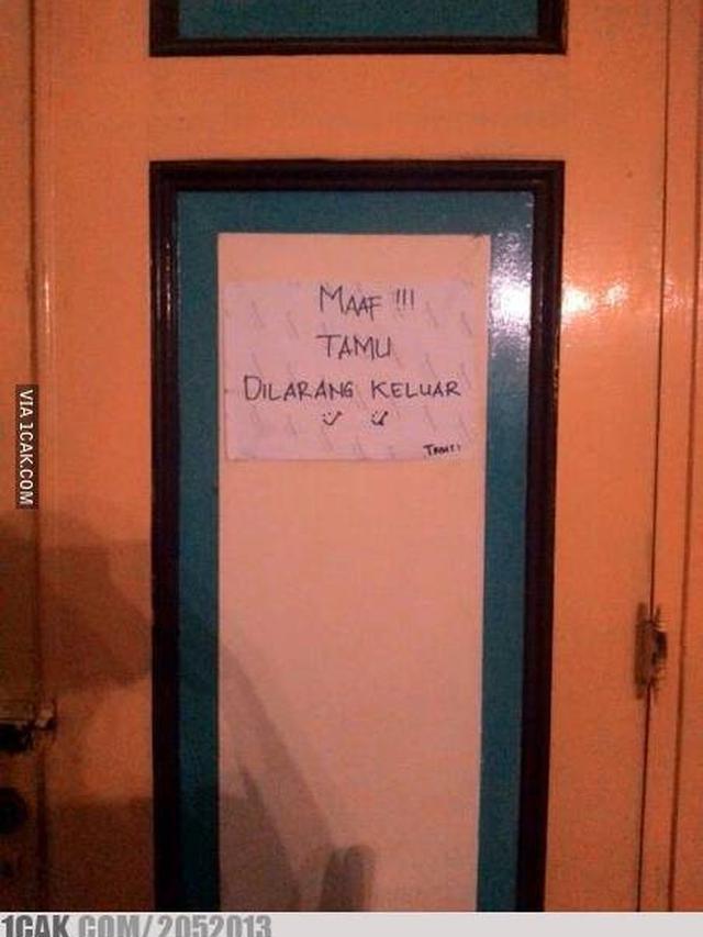 tulisan kocak di depan pintu rumah © berbagai sumber tulisan kocak di depan pintu rumah © berbagai sumber