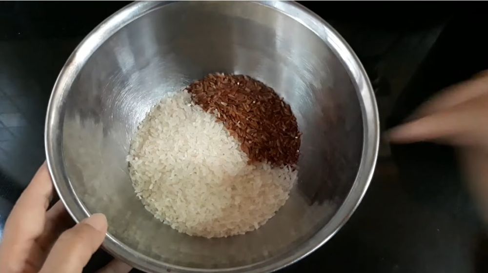 Pakai satu bahan, begini trik masak beras merah agar makin pulen, lembut, dan nggak bikin seret
