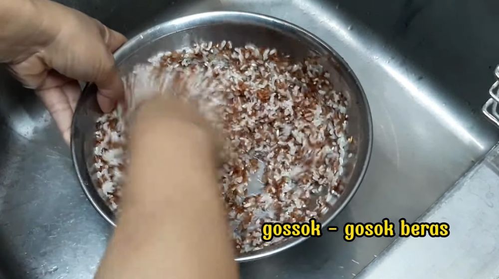 Pakai satu bahan, begini trik masak beras merah agar makin pulen, lembut, dan nggak bikin seret