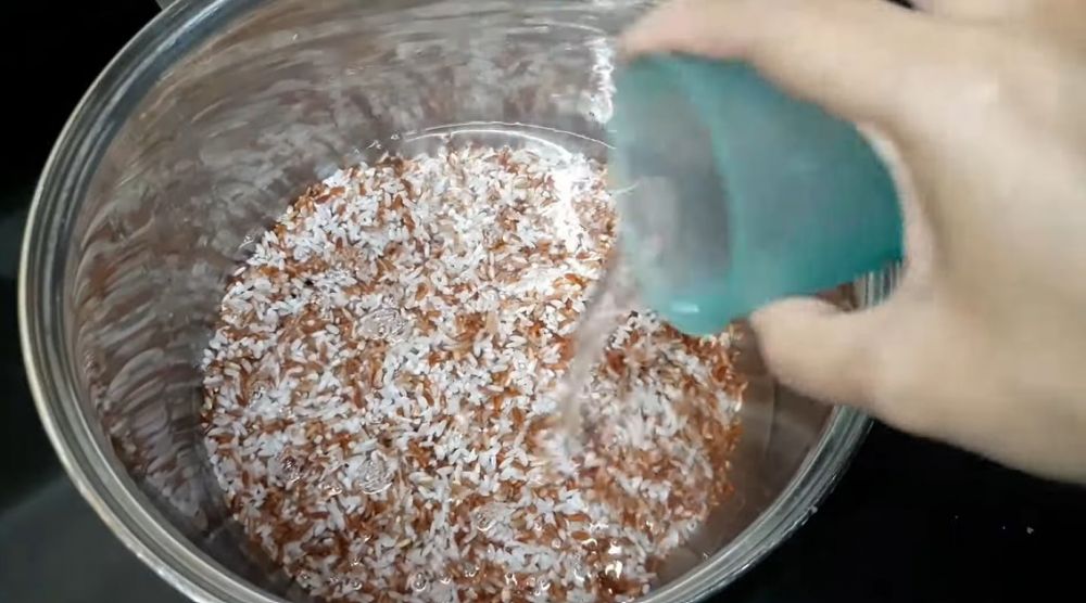 Pakai satu bahan, begini trik masak beras merah agar makin pulen, lembut, dan nggak bikin seret