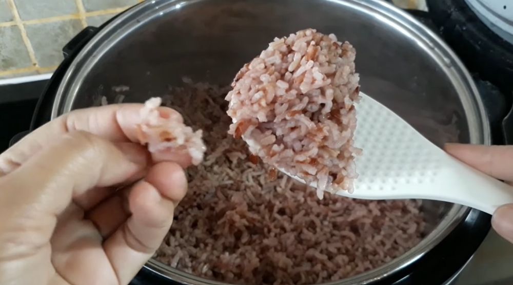Pakai satu bahan, begini trik masak beras merah agar makin pulen, lembut, dan nggak bikin seret