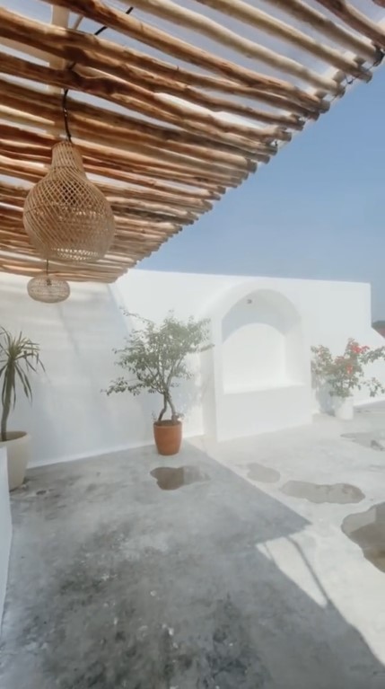 rooftop jadi ala cafe di Bali © TikTok rooftop jadi ala cafe di Bali © TikTok