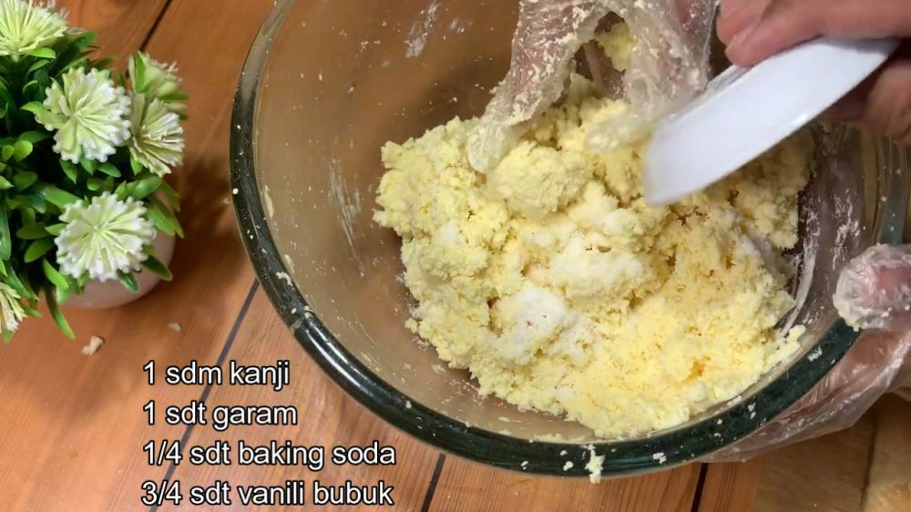 Tak perlu dikukus, ini 9 cara praktis bikin jemblem singkong gula merah agar empuk dan isinya lumer