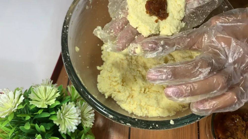 Tak perlu dikukus, ini 9 cara praktis bikin jemblem singkong gula merah agar empuk dan isinya lumer