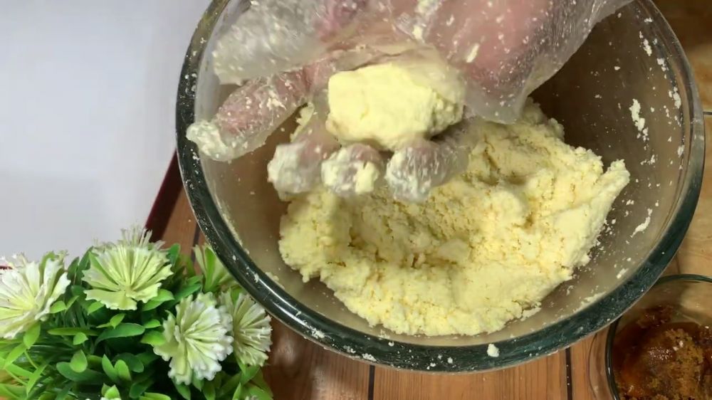 Tak perlu dikukus, ini 9 cara praktis bikin jemblem singkong gula merah agar empuk dan isinya lumer