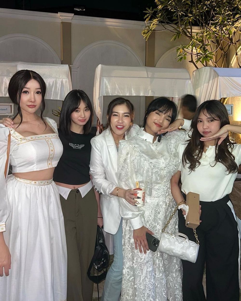 momen syukuran rumah baru Fuji © berbagai sumber momen syukuran rumah baru Fuji © berbagai sumber