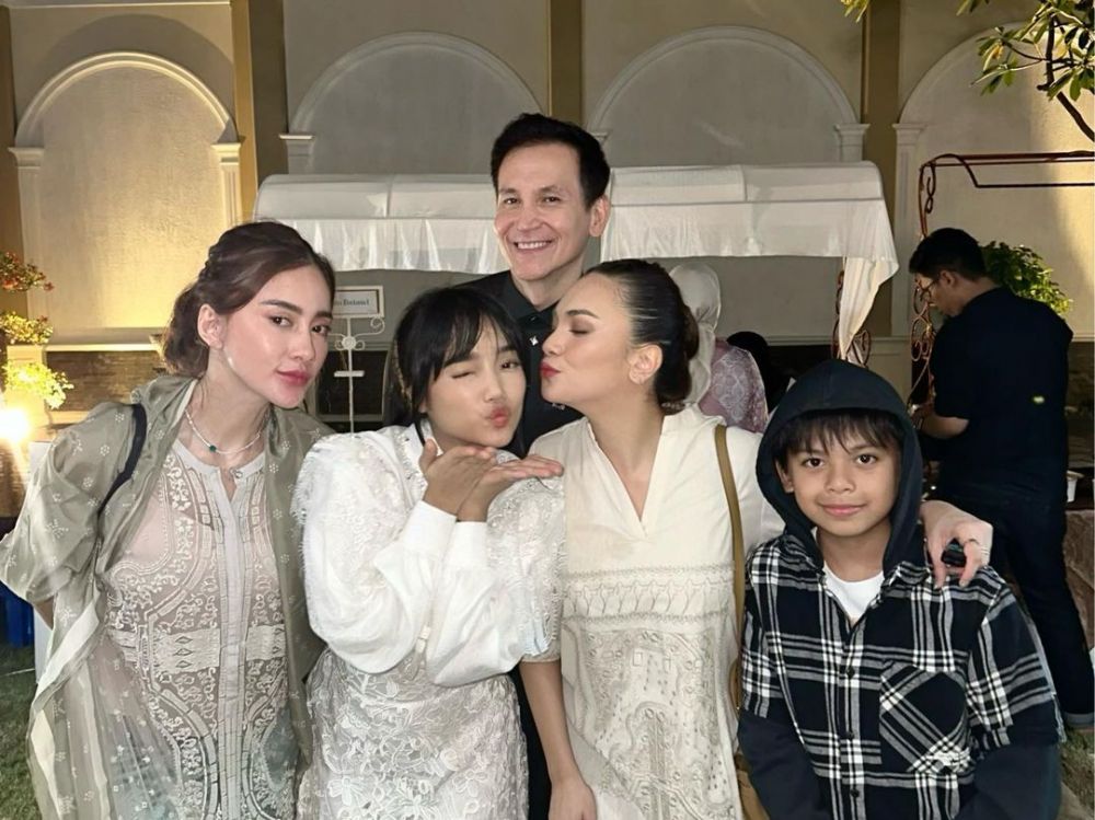 momen syukuran rumah baru Fuji © berbagai sumber momen syukuran rumah baru Fuji © berbagai sumber