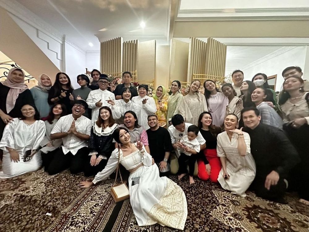 momen syukuran rumah baru Fuji © berbagai sumber momen syukuran rumah baru Fuji © berbagai sumber