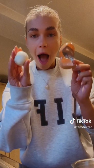 Bukan dikuliti sedikit demi sedikit, begini cara cepat kupas telur rebus pakai satu alat