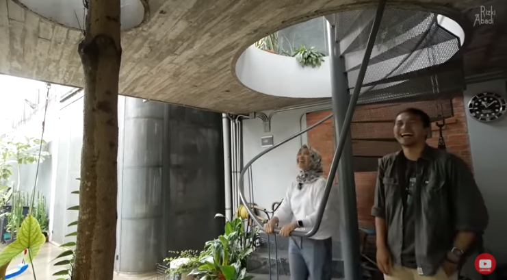 Rumah bertema tropis ini punya sungai dan kebun buah © 2023 brilio.net