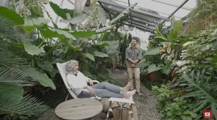 Rumah bertema tropis ini punya sungai dan kebun buah © 2023 brilio.net