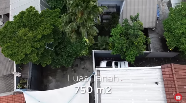 Rumah bertema tropis ini punya sungai dan kebun buah © 2023 brilio.net