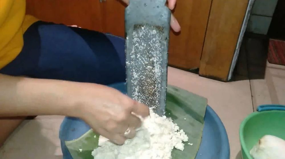 Tanpa bahan tambahan, ini trik mengolah singkong parut agar rasanya tidak pahit