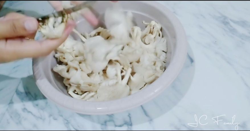 Tanpa larutan garam, ini trik praktis menghilangkan bau tak sedap pada jamur tiram sebelum dimasak