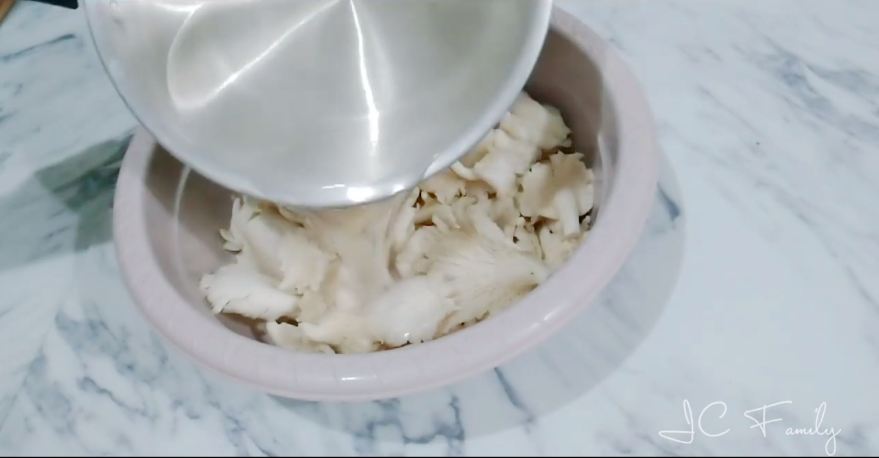 Tanpa larutan garam, ini trik praktis menghilangkan bau tak sedap pada jamur tiram sebelum dimasak