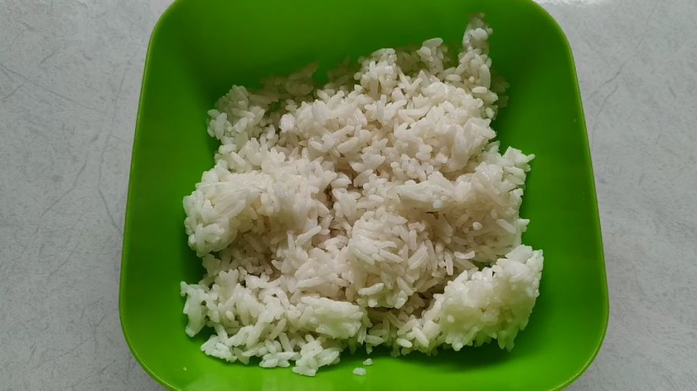 Trik menghangatkan nasi sisa yang sudah disimpan di kulkas, cepat tanpa kukusan dan microwave