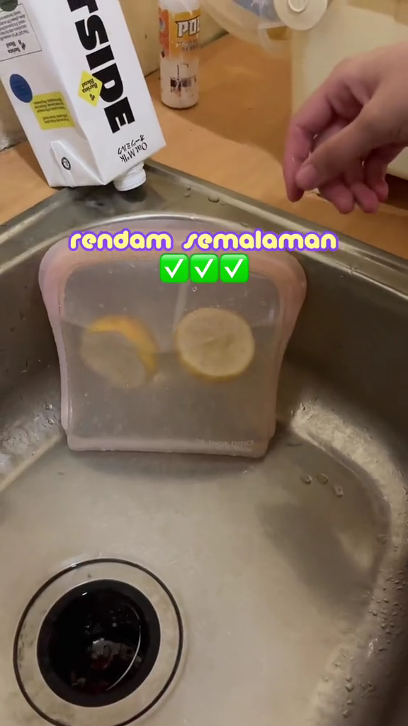 Cuma pakai satu bahan dapur, ini trik menghilangkan bau tidak sedap di wadah makan silikon