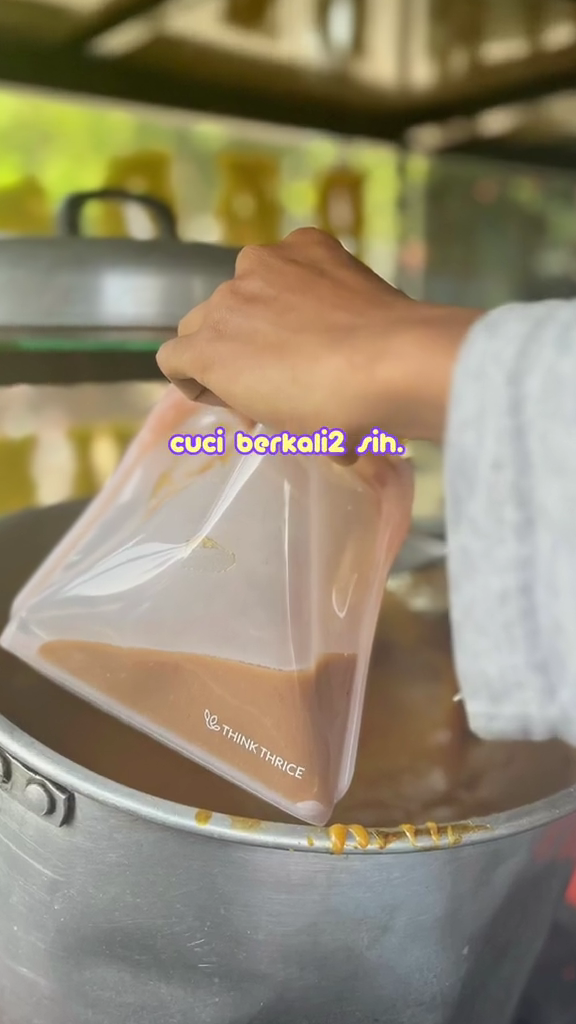Cuma pakai satu bahan dapur, ini trik menghilangkan bau tidak sedap di wadah makan silikon